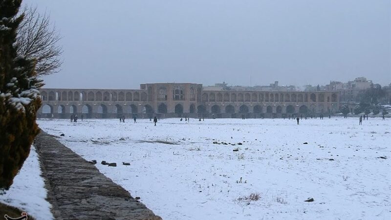 اصفهان پس از سال‌ها دوباره سفیدپوش شد؛ برف روی پل خواجو چه قصه‌ای رقم زد؟