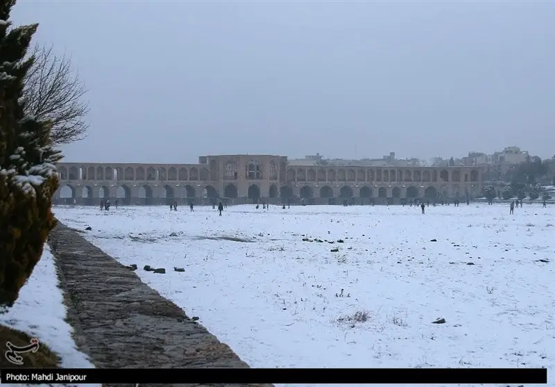 اصفهان پس از سال‌ها دوباره سفیدپوش شد؛ برف روی پل خواجو چه قصه‌ای رقم زد؟