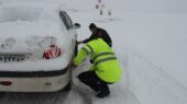 کمک‌رسانی به 13خودرو گرفتار در جاده‌های کاشان/استفاده 270تن شن و نمک