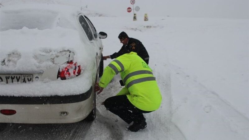کمک‌رسانی به 13خودرو گرفتار در جاده‌های کاشان/استفاده 270تن شن و نمک