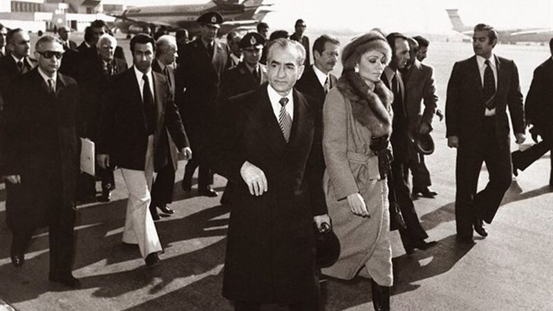 از هویدا تا بختیار؛ روایت بن‌بست شاه در واپسین ماه‌های سلطنت