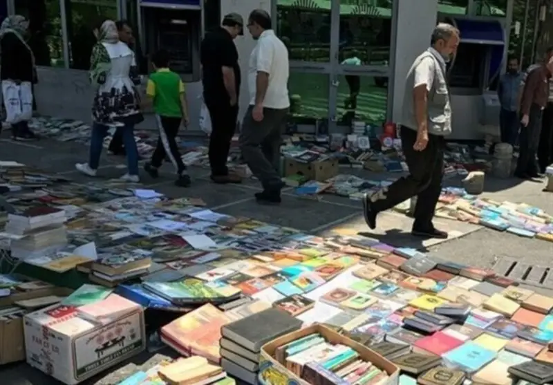 بازار مکاره قاچاق کتاب در خیابان انقلاب؛ آیا بساط‌گستران پایان راه دارند؟