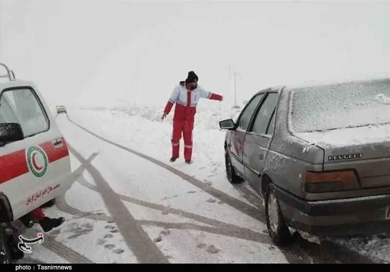 37 خودرو گرفتار و 96 نجات‌یافته/امداد و اسکان اضطراری در محورهای برفی لرستان