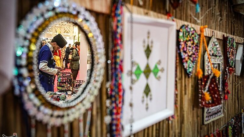 قدرت هنرمندان معلول هرمزگان در ویترین ملی صنایع‌دستی چشم‌ها را خیره کرد!