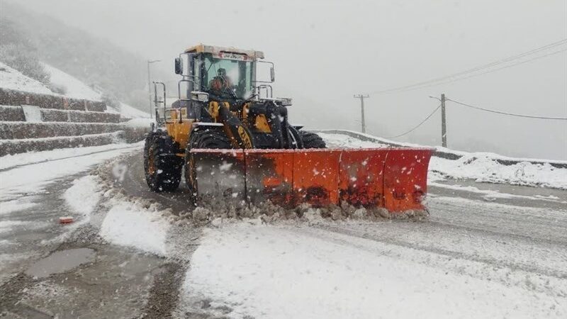 گردنه بیژن به دلیل بارش شدید برف مسدود شد؛ تردد در محور ممنوع است