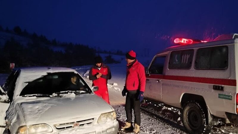 نجات 360 نفر زیر برف‌های سهمگین چهارمحال و بختیاری توسط هلال‌احمر!