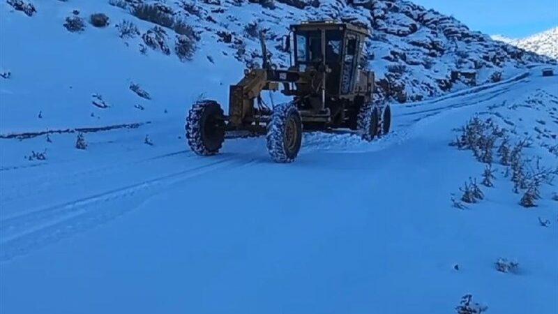 برف‌روبی بی‌وقفه در ۹۲۰۰ کیلومتر از جاده‌های اصفهان؛ تیم‌های امدادی همچنان در میدان هستند