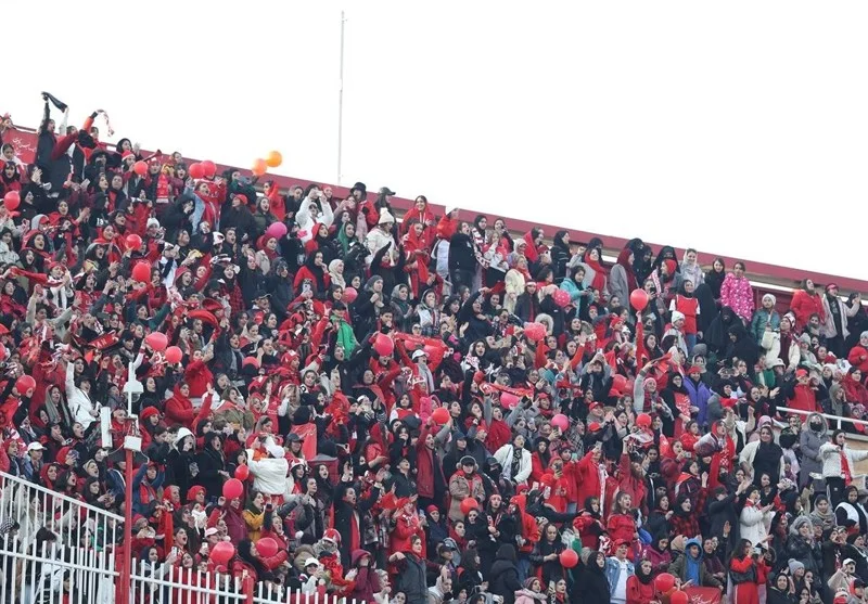 حمایت ویژه بانوان از تراکتور؛ بلاتکلیفی عجیب آقایان در آخرین ساعت‌های بازی با پیکان