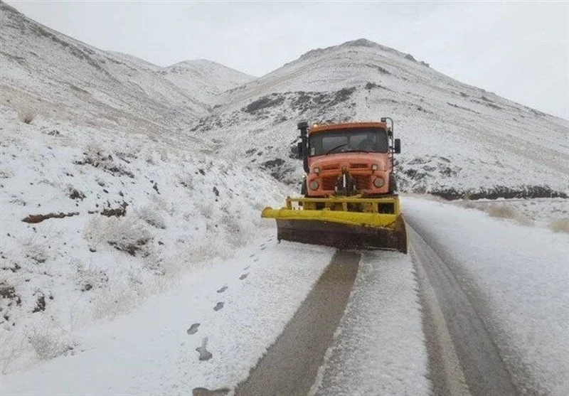 نجات جاده‌های برفی با برفروبی ۶۸ هزار کیلومتر؛ تلاش شبانه‌روزی راهداران در سرمای زمستان - وب‌گردی