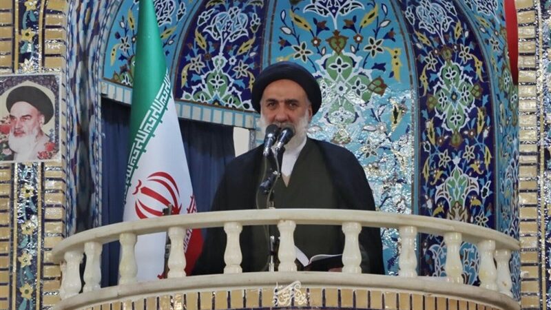 امام جمعه شهرکرد: جریان‌های سیاسی باید منصف و وحدت‌گرا باشند تا جامعه به آرامش برسد