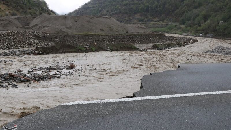 سیلاب مهیب در بلوچستان؛ محورهای اصلی مسدود و مدارس ۵ شهرستان تعطیل شدند!