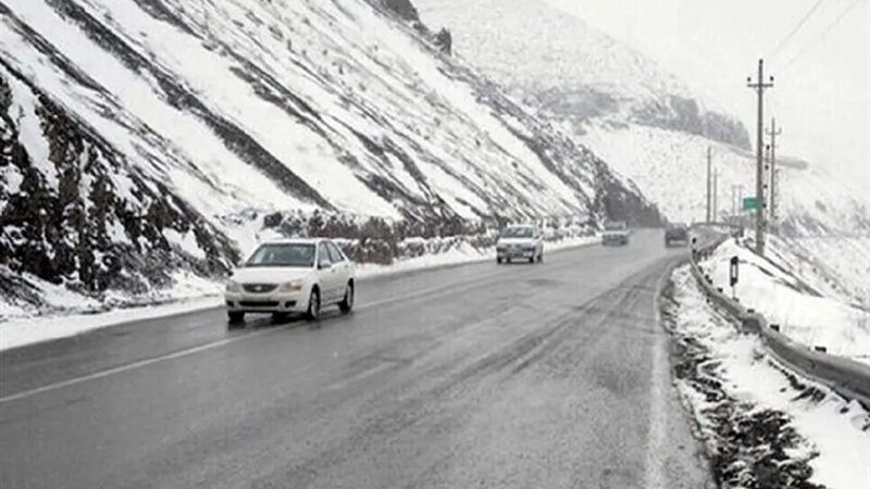 برف سنگین محورهای لرستان را سفیدپوش کرد؛ عملیات برف‌روبی همچنان ادامه دارد