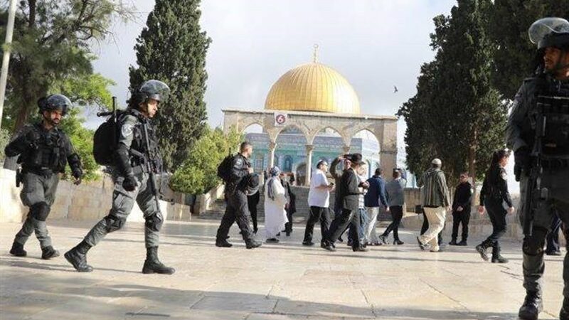 یورش وحشیانه اشغالگران به نمازگزاران مسجد الاقصی در روزی پرالتهاب