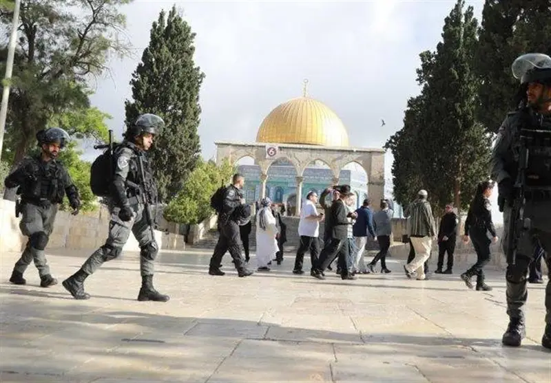 یورش وحشیانه اشغالگران به نمازگزاران مسجد الاقصی در روزی پرالتهاب