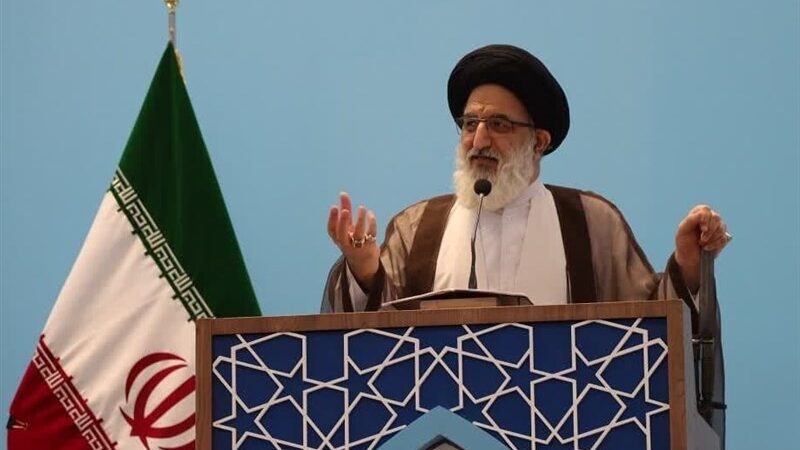 امام جمعه کرج هشدار داد: چرا برخی جریانات سیاسی مدام فضای جنگی را القا می‌کنند؟