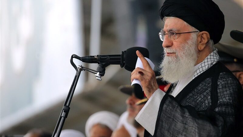 رهبر انقلاب: اقتصاد کشور در آستانه جنگی سخت قرار دارد!