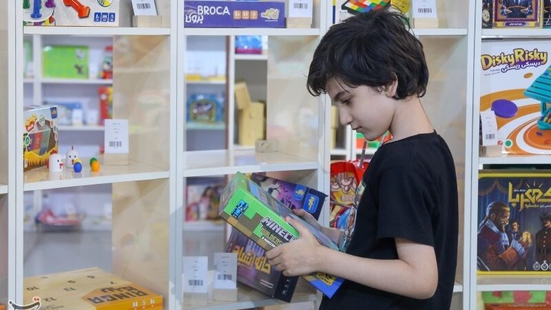 چرا کودکان ایرانی از اسباب‌بازی‌های تولید داخل محروم می‌مانند؟ داستان تلخ تولید «دلاری» با دستمزد «ریالی»