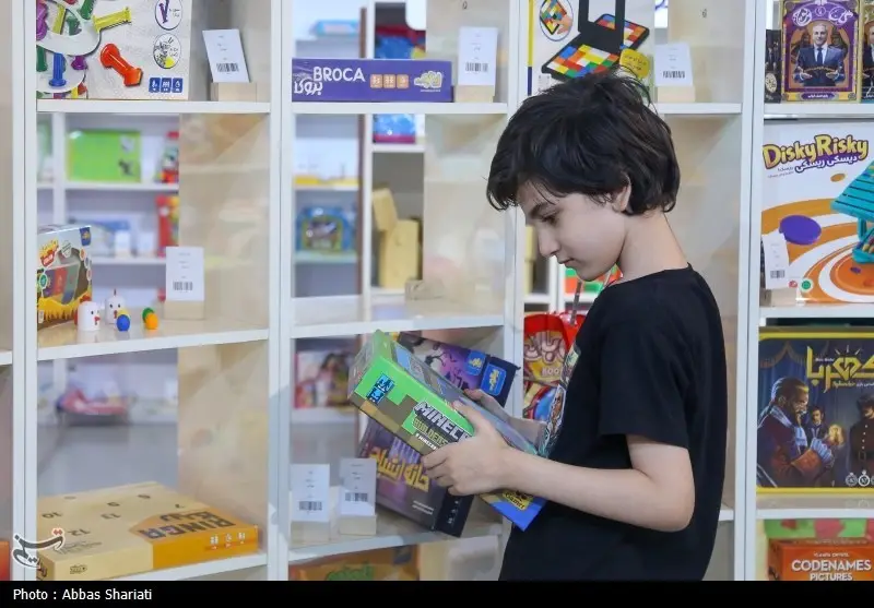 چرا کودکان ایرانی از اسباب‌بازی‌های تولید داخل محروم می‌مانند؟ داستان تلخ تولید «دلاری» با دستمزد «ریالی»