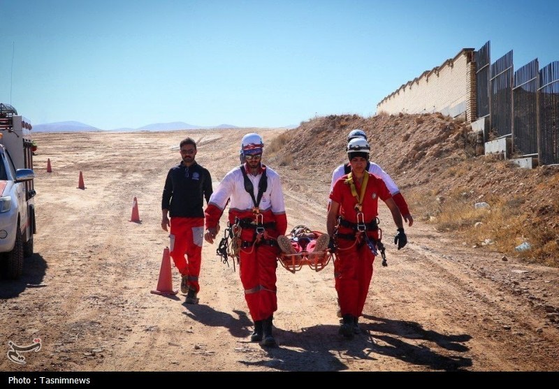 نجات معجزه‌آسا جوان سقوط کرده در تنگه صعب‌العبور مهریز با تلاش نفس‌گیر امدادگران هلال‌احمر