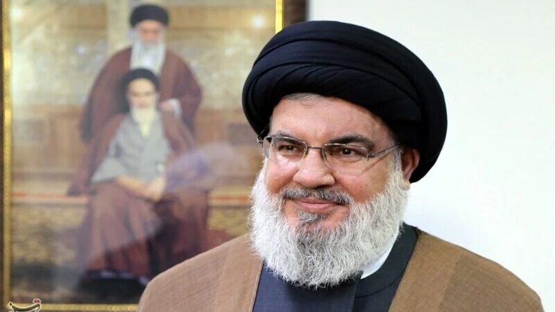 تصویر نایاب سید حسن نصرالله در حرم امام رضا(ع) با شیخ زکزاکی که همه را شگفت‌زده کرد