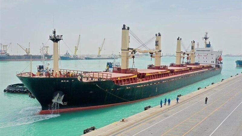 کشتی 66 هزار تنی گندم در دل دریای طوفانی بندر شهید رجایی پهلو گرفت!