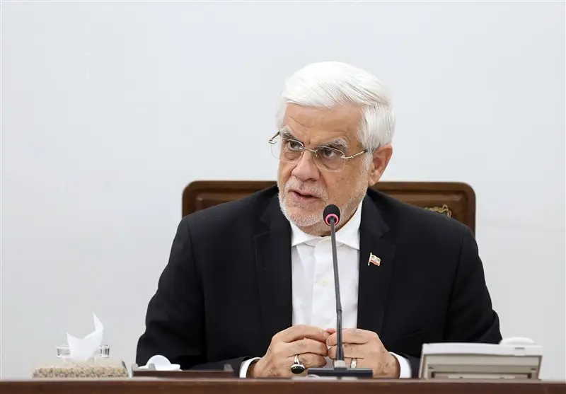 عارف خبر داد: دولت مصمم به مهار مشکلات معیشتی و کنترل بازار ارز است