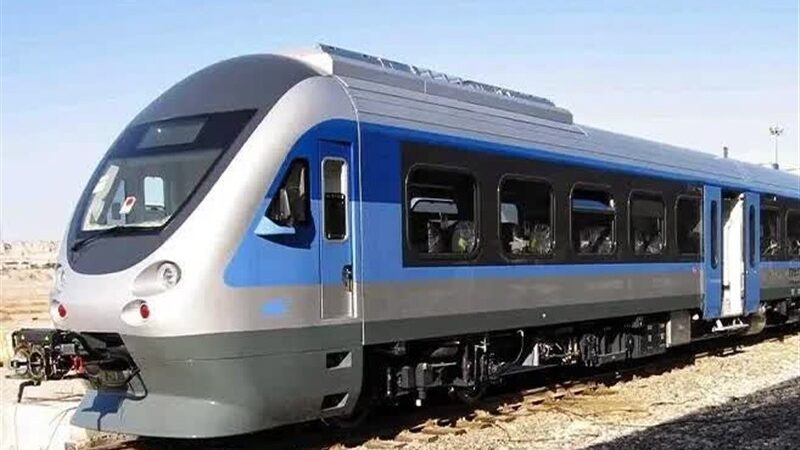 قطارهای مسافربری خراسان رضوی در برف سنگین بدون وقفه حرکت می‌کنند!