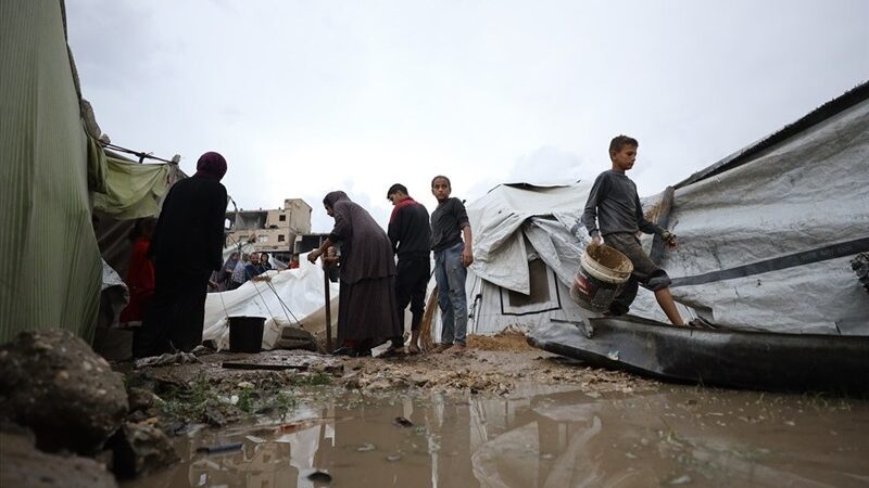کابوس مرگ بر اثر سرما در غزه؛ آوارگان زیر باران و طوفان در چادرهای غرق‌شده گرفتار شدند