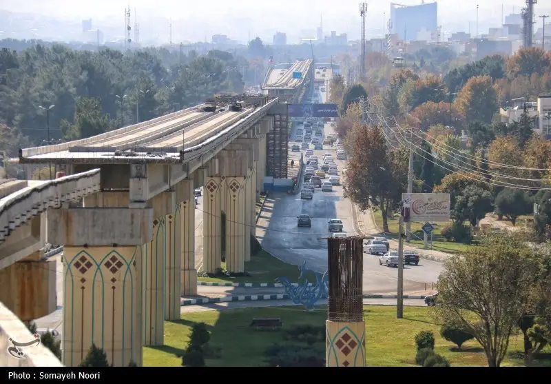 بلاتکلیفی ۲۰ ساله قطار شهری کرمانشاه؛ ستون‌های غول‌پیکری که شهر را در حصار گرفتند!