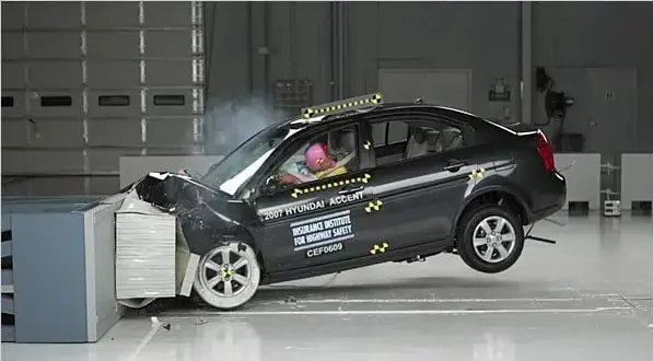 مرکز تست تصادف خودرو در ایران افتتاح شد؛ آیا قانون اجباری شدن آن به واقعیت می‌پیوندد؟