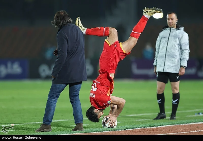 زمان دیدار پرهیجان فولاد و سپاهان نیم ساعت به تعویق افتاد - وب‌گردی