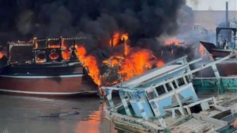 نجات معجزه‌آسا در اسکله کیش؛ آتش‌سوزی شناور باربری به موقع مهار شد!
