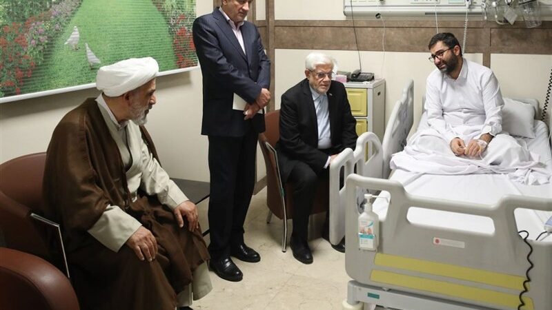 عیادت گرم آیت‌الله قمی و عارف از معاون رئیس‌جمهور در روزهای سخت زندگی