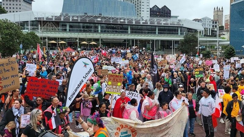 اعتصاب بی‌سابقه ۱۰۰ هزار کارگر در نیوزیلند؛ معلمان و پرستاران هم در صف اعتراض!