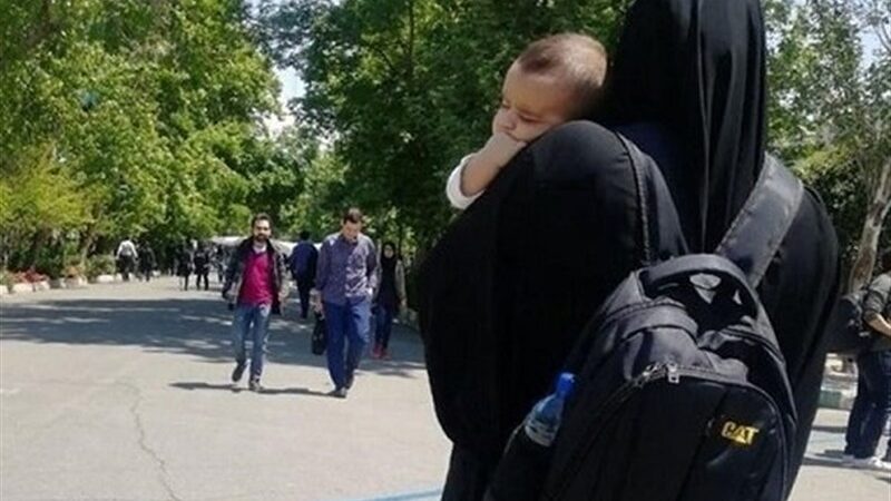 مادران دانشجو چگونه با چالش‌های تحصیل و فرزندداری می‌جنگند؟