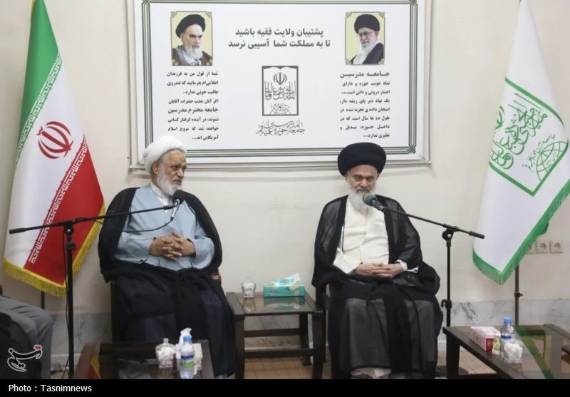 مسیر حوزه علمیه همان مسیر انقلاب است - وب‌گردی