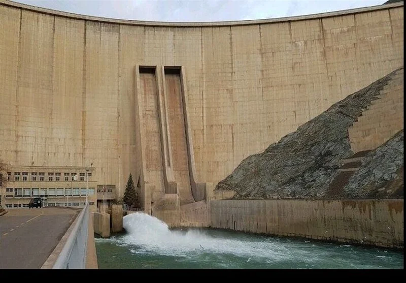 سد زاینده‌رود در پایین‌ترین سطح تاریخ/ ورودی آب به 5.5 مترمکعب رسید - وب‌گردی