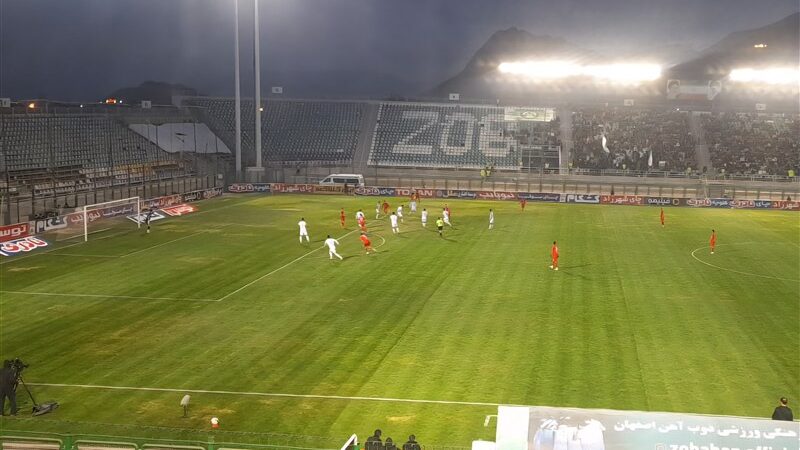 تقابل ذوب‌آهن و تراکتور در نیمه اول برنده نداشت