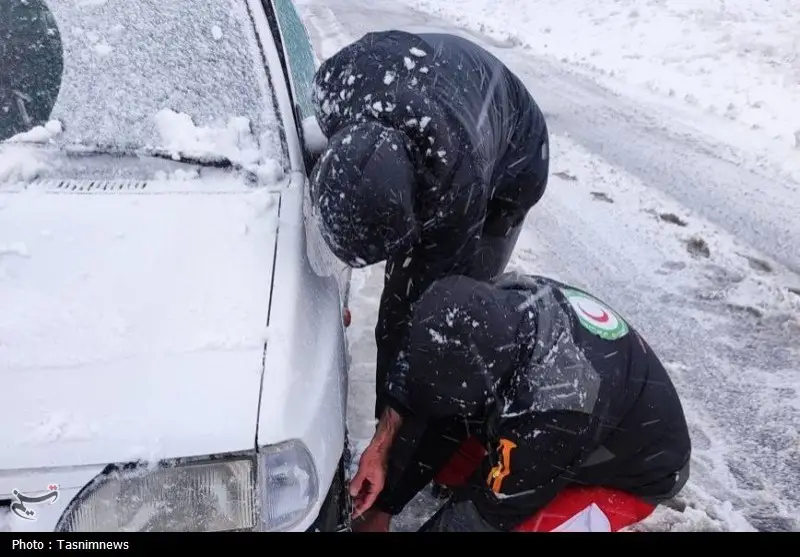 بارش برف و کولاک شدید در محورهای کوهستانی زنجان؛ زنجیر چرخ فراموش نشود!