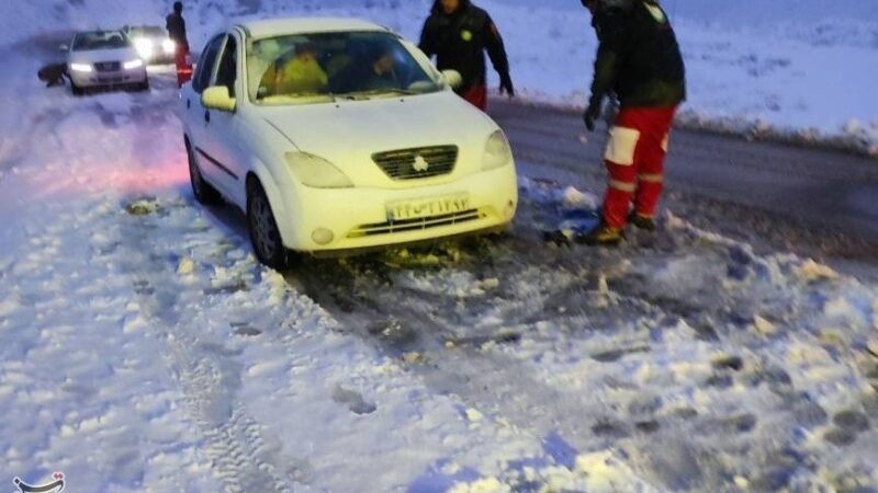 امدادرسانی بی‌وقفه هلال‌احمر خراسان رضوی به 1000 نفر در برف و کولاک سنگین!
