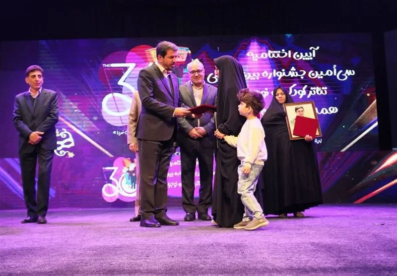 برگزیدگان سی‌امین جشنواره تئاتر کودک و نوجوان همدان در آیینی باشکوه تجلیل شدند