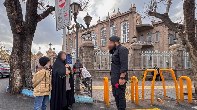 تکاوران فاتحین سپاه تبریز با گل رز، پیام مهر به مادران شهر تقدیم کردند
