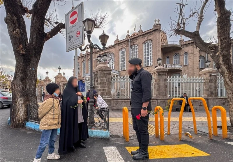 تکاوران فاتحین سپاه تبریز با گل رز، پیام مهر به مادران شهر تقدیم کردند