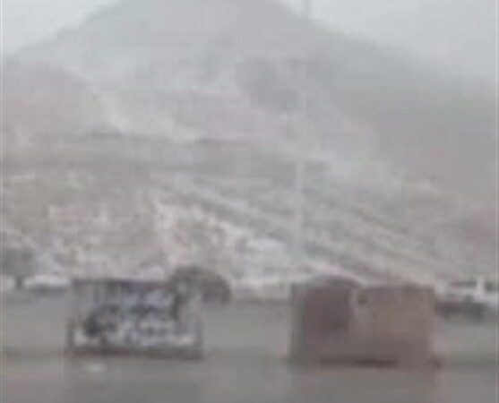 بارش اولین برف زمستانی گردنه سخوید یزد؛ جاده‌ها لغزنده و هوای سرد شد!