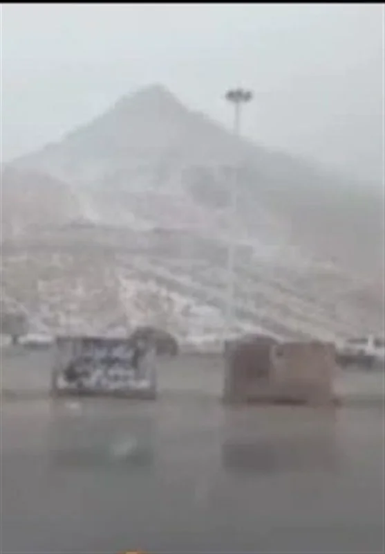 بارش اولین برف زمستانی گردنه سخوید یزد؛ جاده‌ها لغزنده و هوای سرد شد!