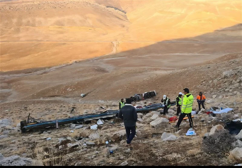 آغاز عملیات امداد فوری پس از واژگونی هولناک اتوبوس در سمیرم؛ یک نفر هنوز مفقود است!