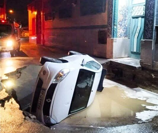 سقوط وحشتناک خودرو در گودال ناگهانی فرونشست زمین در خمینی‌شهر!