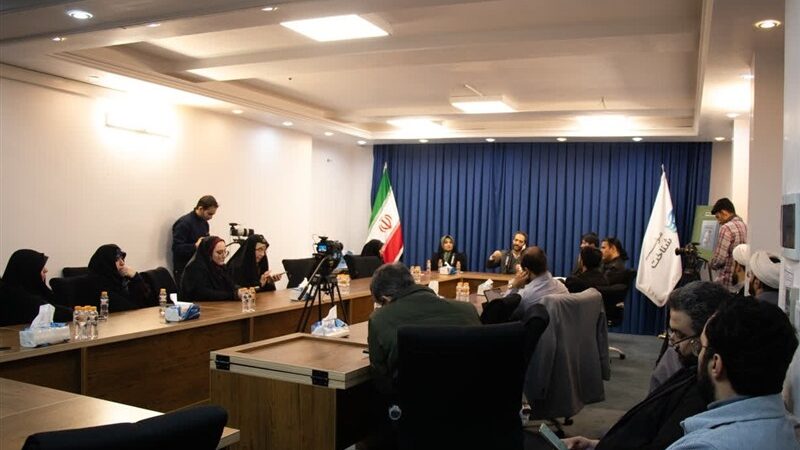 رونمایی از کتاب دو جلدی «تأملات عصر دیجیتال» با نگاهی تازه به چالش‌های فناوری در قم