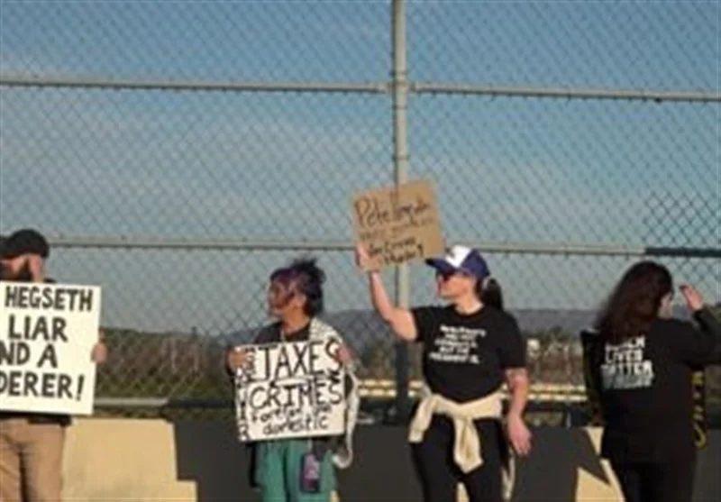 تجمع پرشور مقابل وزیر جنگ آمریکا در آلاباما؛ معترضان عملیات ونزوئلا را محکوم کردند!