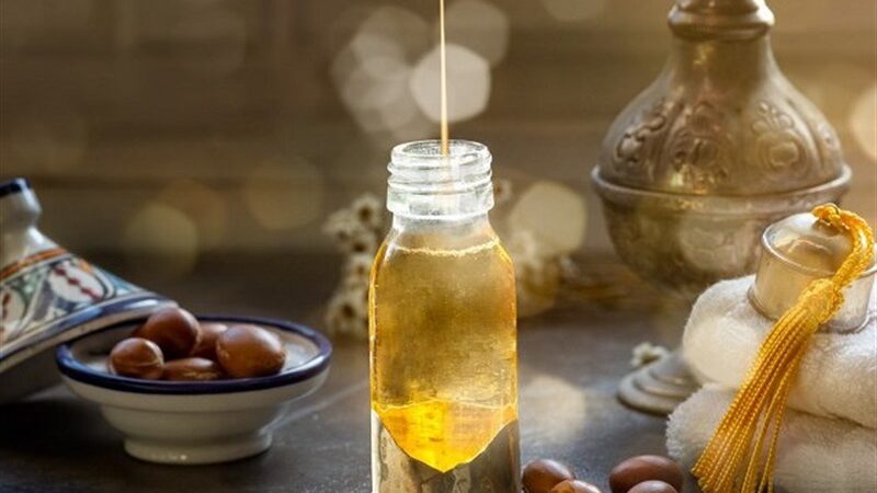 چطور و کی باید از روغن آرگان برای مو استفاده کنیم؟ رازهای درخشان شدن موها فاش شد!